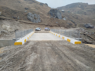 Laza kəndində yeni körpünün tikintisi yekunlaşıb