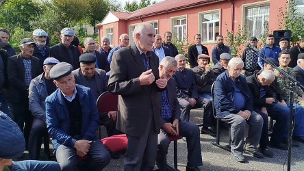 Qusar Rayon İcra Hakimiyyətinin başçısı Ukur kəndində sakinlərlə görüşüb