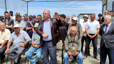 Qusar Rayon İcra Hakimiyyətinin başçısı rayonun Qullar kəndində vətəndaşların səyyar qəbulunu keçirib