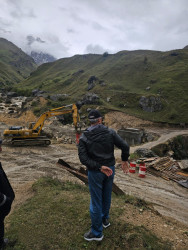 İcra başçısı Laza kəndində körpünün tikintisi işlərinə baxış keçirib