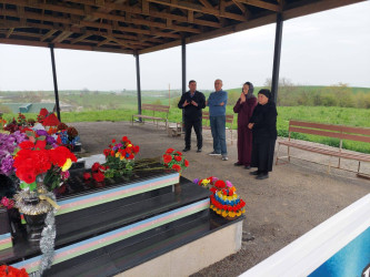 RİH başçısı Sahir Məmmədxanov ailə üzvləri ilə birlikdə rayonun Cibir kəndində 5 şəhidimizin məzarını ziyarət edib