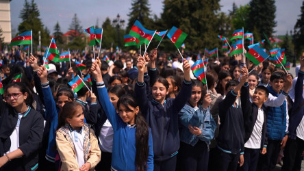 Ulu Öndər Heydər Əliyevin anadan olmasının 102-ci illiyinə həsr olunmuş möhtəşəm fləşmob keçirilib