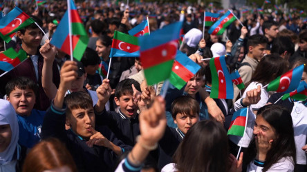 Ulu Öndər Heydər Əliyevin anadan olmasının 102-ci illiyinə həsr olunmuş möhtəşəm fləşmob keçirilib