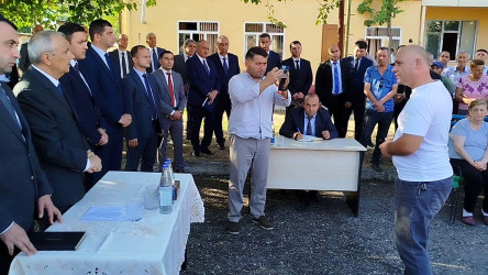 Qusar Rayon İcra Hakimiyyətinin başçısı şəhər sakinləri ilə növbəti məhəllə görüşünü keçirib