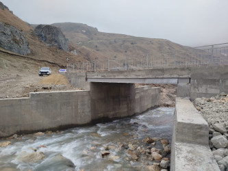 Laza kəndində yeni körpünün tikintisi yekunlaşıb