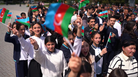 Ulu Öndər Heydər Əliyevin anadan olmasının 102-ci illiyinə həsr olunmuş möhtəşəm fləşmob keçirilib