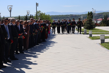 Ümummilli lider Heydər Əliyevin anadan olmasının 102-ci ildönümünə həsr olunmuş dəyirmi masa keçirilib