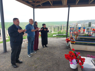 RİH başçısı Sahir Məmmədxanov ailə üzvləri ilə birlikdə rayonun Cibir kəndində 5 şəhidimizin məzarını ziyarət edib