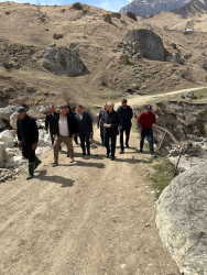 Yerlərdə sakinlərlə görüşlər mütəmadi xarakter daşıyır