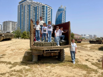 Şəhid ailələrinin övladları Hərbi Qənimətlər Parkını ziyarət etdilər