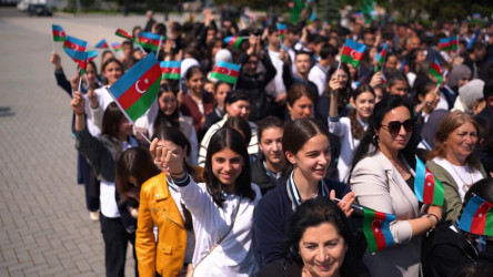 Ulu Öndər Heydər Əliyevin anadan olmasının 102-ci illiyinə həsr olunmuş möhtəşəm fləşmob keçirilib