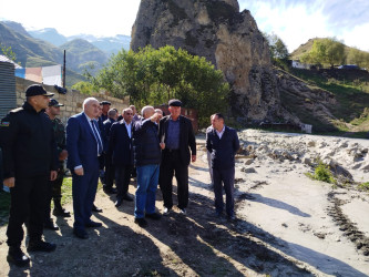 Laza kəndində baş vermiş güclü palçıq axınının yaratdığı fəsadların aradan qaldırılması üçün rayon İcra Hakimiyyəti tərəfindən zəruri tədbirlərin görülməsi davam etdirilir