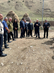 Yerlərdə sakinlərlə görüşlər mütəmadi xarakter daşıyır