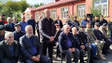 Qusar Rayon İcra Hakimiyyətinin başçısı Ukur kəndində sakinlərlə görüşüb