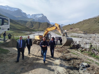 Laza kəndində baş vermiş güclü palçıq axınının yaratdığı fəsadların aradan qaldırılması üçün rayon İcra Hakimiyyəti tərəfindən zəruri tədbirlərin görülməsi davam etdirilir
