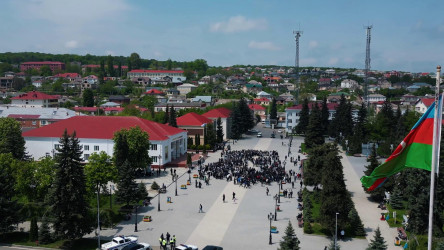 Ulu Öndər Heydər Əliyevin anadan olmasının 102-ci illiyinə həsr olunmuş möhtəşəm fləşmob keçirilib