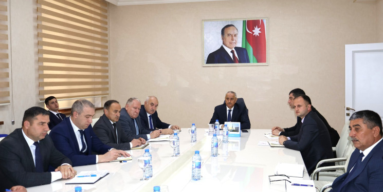 Rayon ərazisində yağıntılı hava şəraitinin fəsadlarının aradan qaldırılması və mövcud vəziyyətin qiymətləndirilməsi istiqamətində müzakirələr aparılmışdır