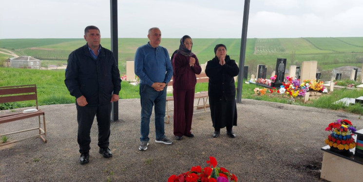 RİH başçısı Sahir Məmmədxanov ailə üzvləri ilə birlikdə rayonun Cibir kəndində 5 şəhidimizin məzarını ziyarət edib