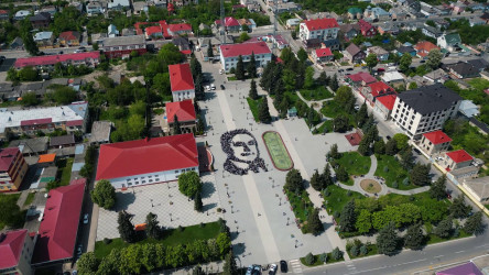 Ulu Öndər Heydər Əliyevin anadan olmasının 102-ci illiyinə həsr olunmuş möhtəşəm fləşmob keçirilib