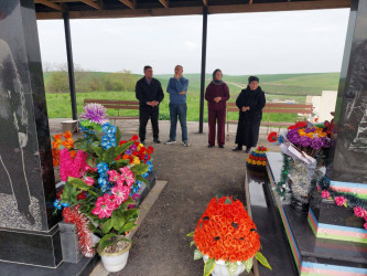 RİH başçısı Sahir Məmmədxanov ailə üzvləri ilə birlikdə rayonun Cibir kəndində 5 şəhidimizin məzarını ziyarət edib