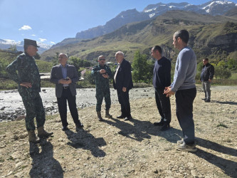 Laza kəndində baş vermiş güclü palçıq axınının yaratdığı fəsadların aradan qaldırılması üçün rayon İcra Hakimiyyəti tərəfindən zəruri tədbirlərin görülməsi davam etdirilir