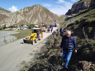 Laza kəndində baş vermiş güclü palçıq axınının yaratdığı fəsadların aradan qaldırılması üçün rayon İcra Hakimiyyəti tərəfindən zəruri tədbirlərin görülməsi davam etdirilir