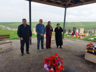 RİH başçısı Sahir Məmmədxanov ailə üzvləri ilə birlikdə rayonun Cibir kəndində 5 şəhidimizin məzarını ziyarət edib