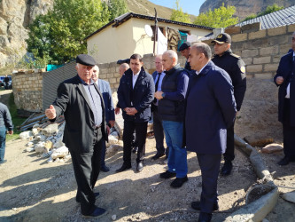 Laza kəndində baş vermiş güclü palçıq axınının yaratdığı fəsadların aradan qaldırılması üçün rayon İcra Hakimiyyəti tərəfindən zəruri tədbirlərin görülməsi davam etdirilir